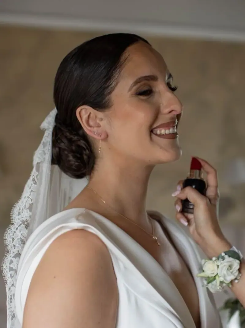 Retouche du rouge à lèvres de Venessa, chignon bas et voile.