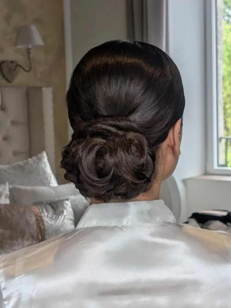 Chignon bas travaillé en volutes, vu de dos.