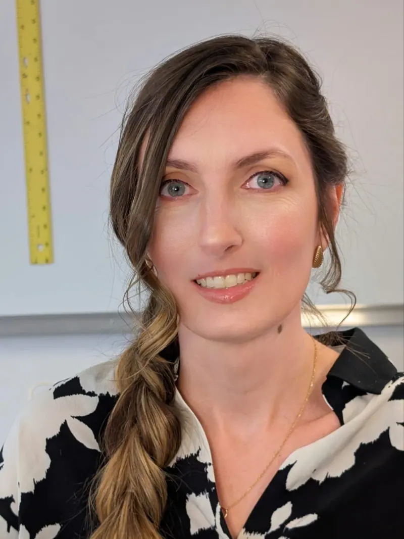 Après : teint unifié, yeux définis et tresse latérale.