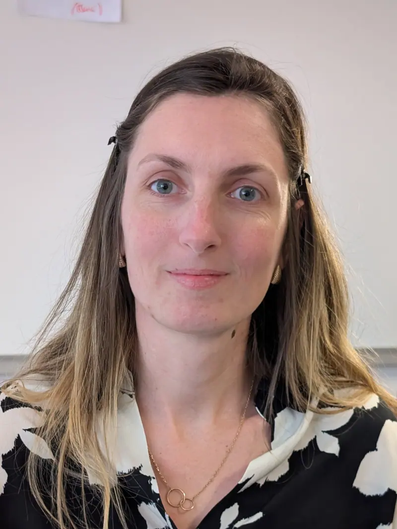 Avant : visage sans maquillage, cheveux détachés.